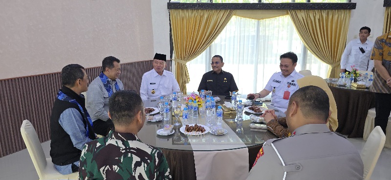 Kunker di Banua, Gubernur H. Muhidin Sambut Kedatangan Wamen PAN RB di VIP Room Bandara Syamsudin Noor