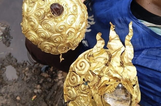 Buruh Perempuan Temukan Artefak Emas Diduga Peninggalan Sriwijaya