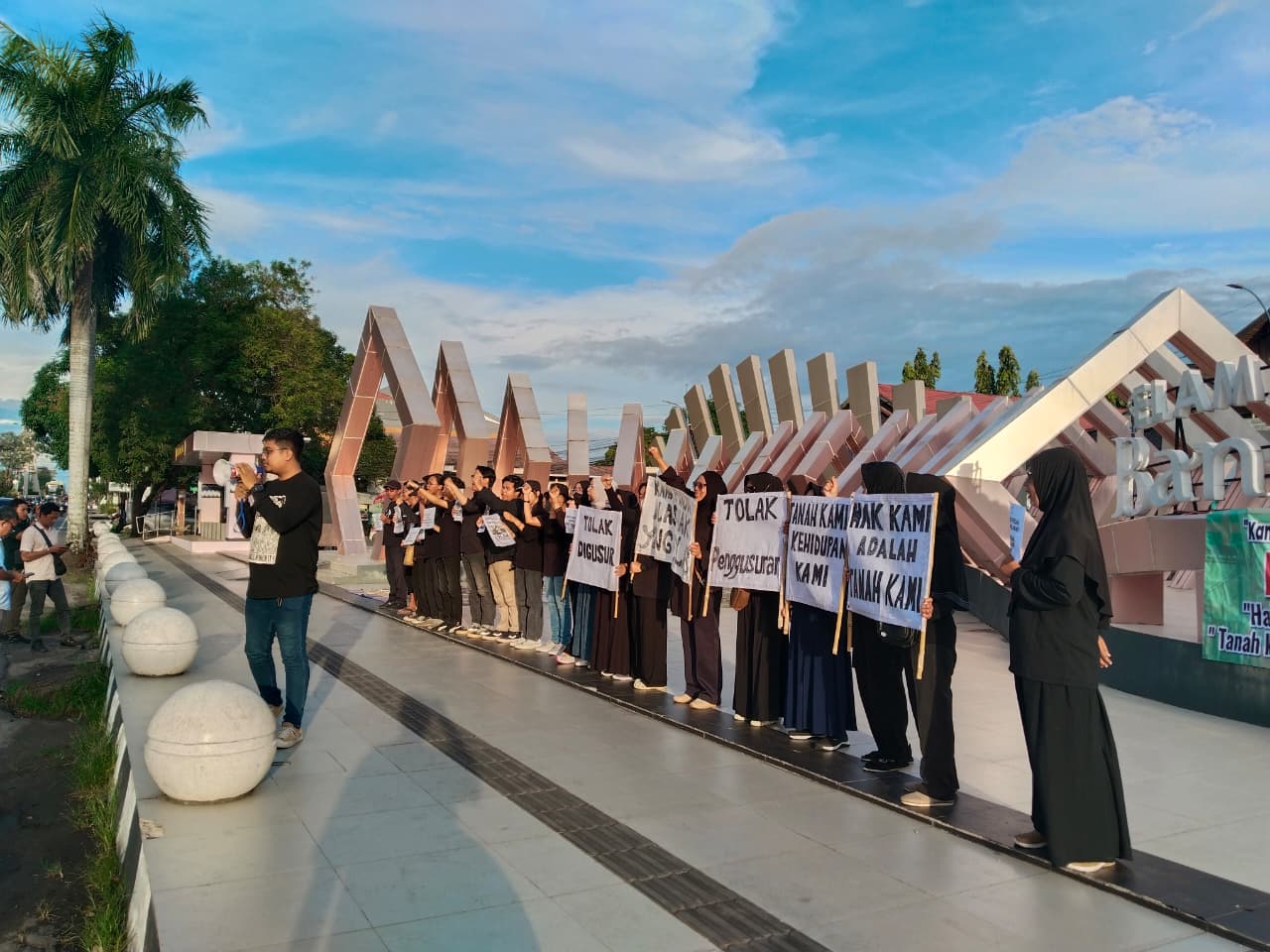“TOLAK PENGGUSURAN SIDOMULYO 1 OLEH TNI, KEMBALIKAN HAK RAKYAT”