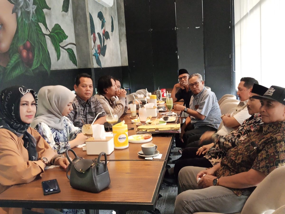 Aspihani Serahkan Dokumen Musyawarah Desa, Pemekaran Kabupaten Gambut Raya Capai 90%
